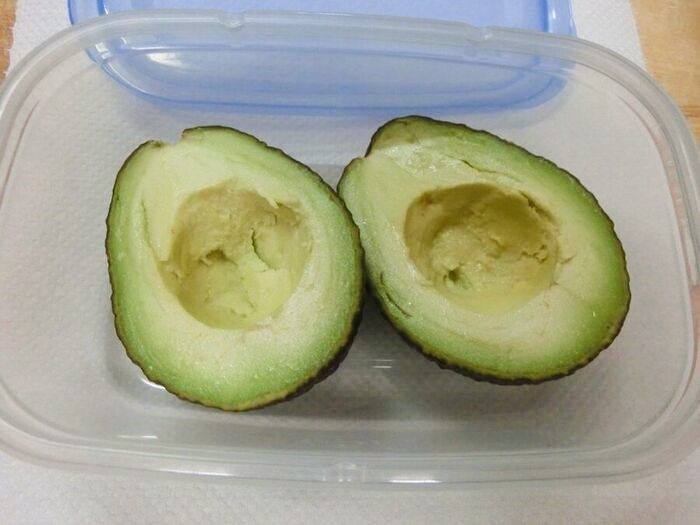 レモンもお酢も使わない！アボカドの変色を防ぐ意外な方法【試してみた】