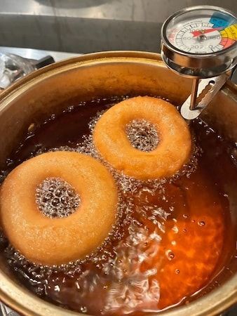 ベテランフレンチシェフが故郷・和歌山で“地域に還元するドーナツ店”開店！ロゴ投票も