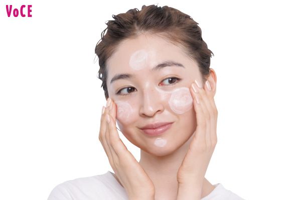 2. UV下地は両頰、額、あごに4点置き