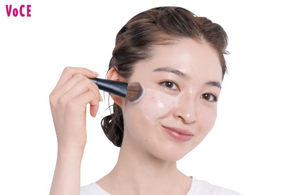 4. みずみずしいファンデはブラシでスーッと！