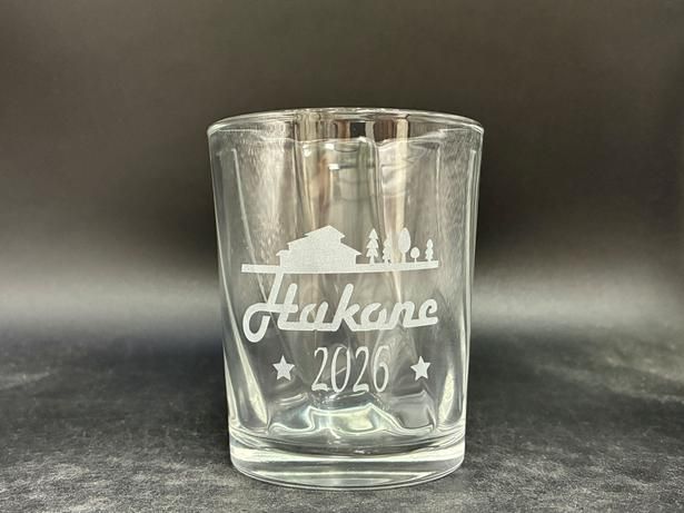 箱根ガラスの森らしい風景に「Hakone 2026」の文字を添えた、自分だけのグラスが完成！