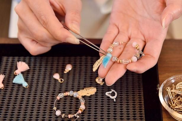 色や形、大きさの異なるパーツを、同系色でまとめたり異なる色をアクセントにしたり。普段のファッションをイメージして選ぶのもおすすめ！