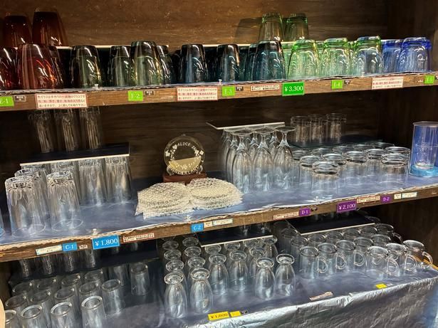 サンドブラスト体験は1600円～(グラス料金込み)。色や形、重さ、気泡の入り方が異なる1点ものの色ガラスのグラス(3300円)など、種類もさまざま