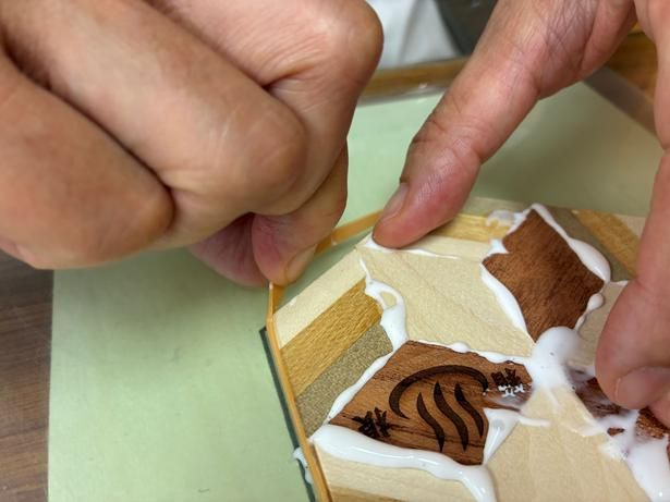 輪ゴムには、接着したパーツを中央へ押さえながら固定する役割が。六角形が崩れていないかもここでチェック