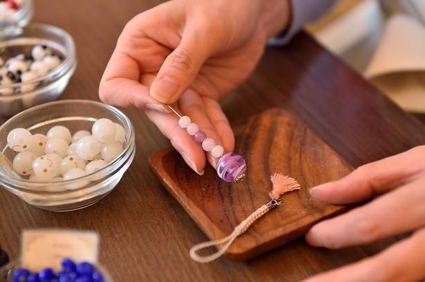 好みのビーズを組み合わせればアクセサリーにも。とんぼ玉体験3190円～ ※模様によって料金が異なる。アクセサリー制作は別料金