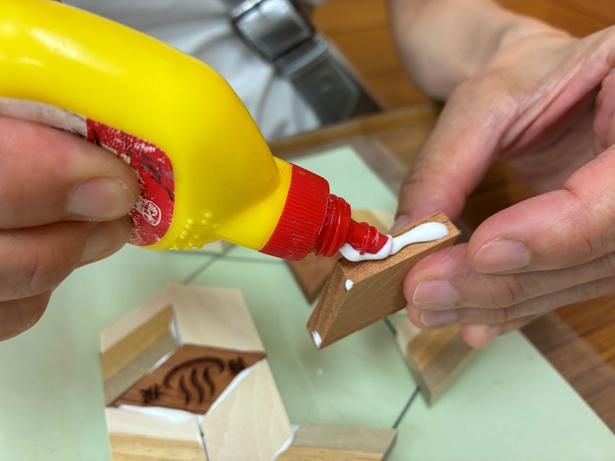 木工用ボンドはパーツの側面へ。少ないとしっかり接着できないため、はみ出すくらいたっぷりつけるのがコツ