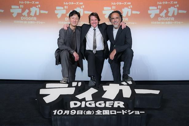 ジャパンプレミアの舞台挨拶にトム・クルーズと共に登壇したイニャリトゥ監督と李監督 [c]2026 WBEI and Legendary