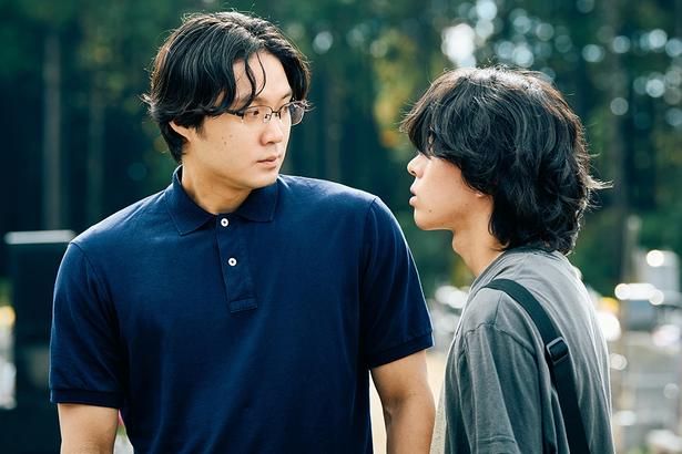 心から謝罪をしない龍之介に詰め寄る拓海 [c]2026「mentor」製作委員会
