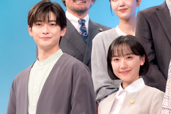 カンテレ・フジテレビ系ドラマ『南田南弁護士は天才肌』制作発表会見に登壇した（左から）高橋文哉、芦田愛菜 クランクイン！ width=