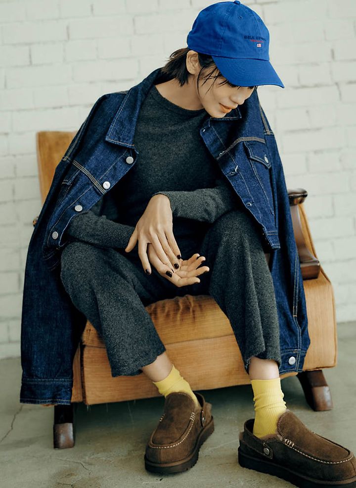 デニムジャケット5万7200円、カシミヤニット4万7300円、カシミヤパンツ6万500円、キャップ7590円（すべてシー／エスストア） 靴下1100円（タビオ） 靴2万7500円（アグ®／デッカーズジャパン）