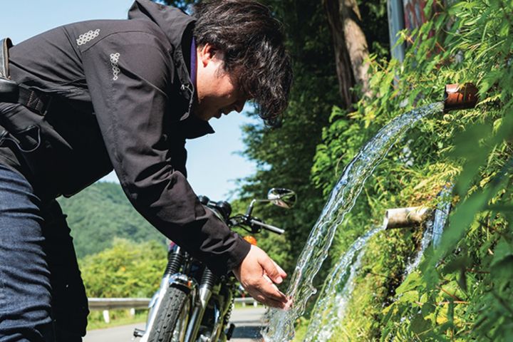 掌ですくった水に、雫石の味を知る。W800で巡る快走路と地元グルメ｜ツーリングガイド雫石
