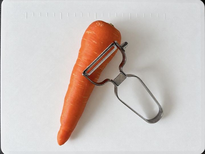 画像1: 【画像①】いつもの方法でにんじんの皮をむいてみた