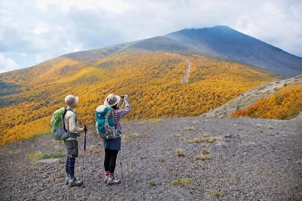 小浅間山の絶景やムササビ観察も！秋の軽井沢で楽しむピッキオのネイチャーツアー4選