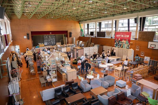 中古の建材や家具を販売する「半額市」、徳島県三好市の旧佐野小学校で開催！四国の商いを応援するマルシェも同時開催