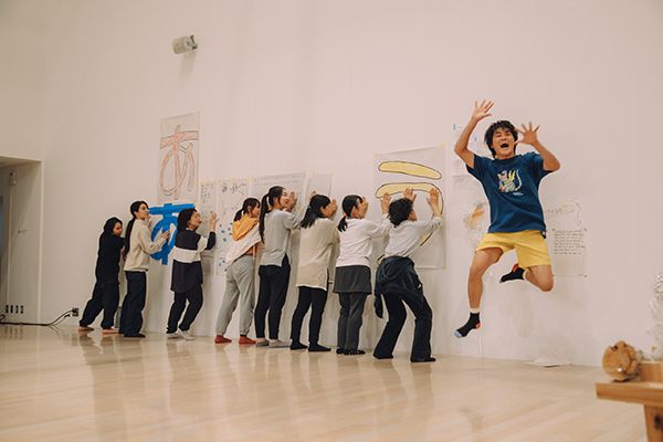 調布の街を舞台に。現代アーティストによる「見えないところ」に目を向ける展覧会開催