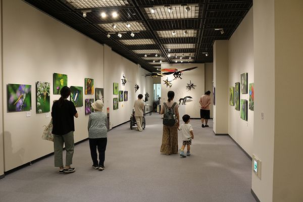 調布の街を舞台に。現代アーティストによる「見えないところ」に目を向ける展覧会開催