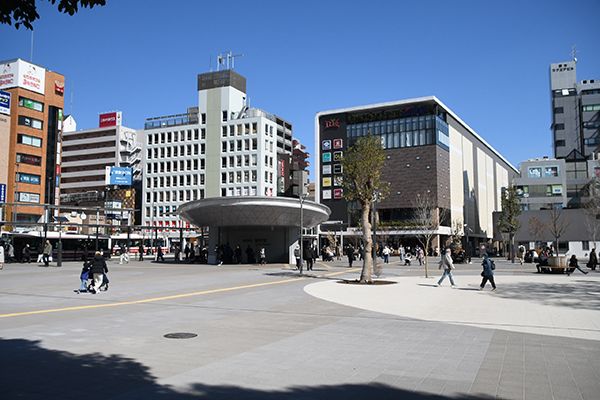調布の街を舞台に。現代アーティストによる「見えないところ」に目を向ける展覧会開催
