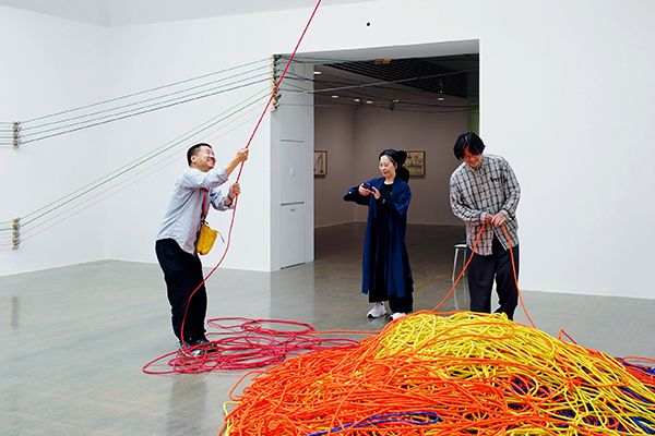 調布の街を舞台に。現代アーティストによる「見えないところ」に目を向ける展覧会開催