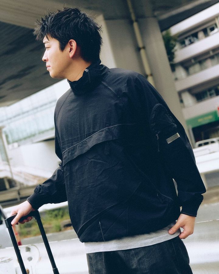 【20代スナップ＠明大前】同色＝黒でも素材を変えることでメリハリを