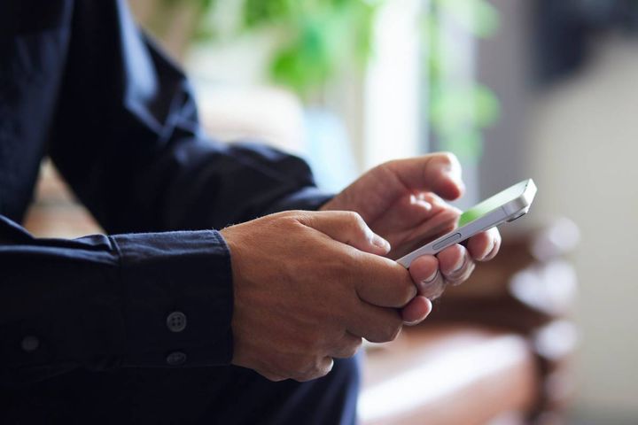 スマホを操作する男性