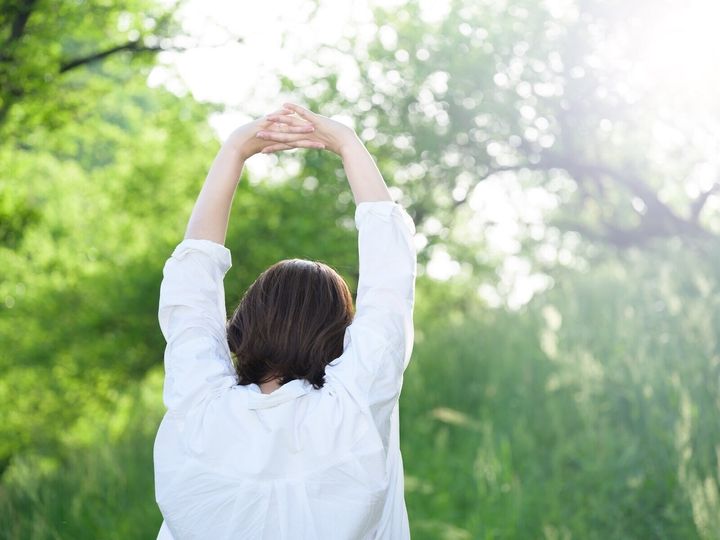 年齢を重ねるにつれ、価値観や暮らし方は少しずつ変わるもの。50代女性が「やめてよかったこと」には、どんなことがあるのでしょうか。長年背負ってきた重荷から解放され、より軽やかに生きるための10のヒントを紹介します。※画像：PIXTA