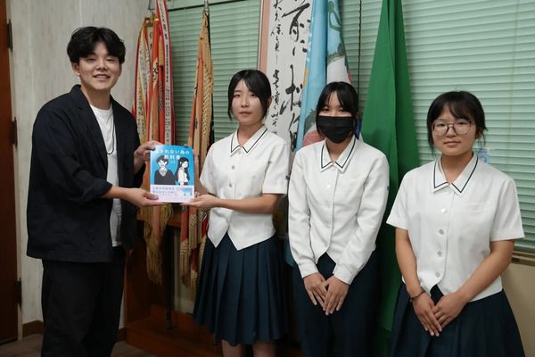 鹿児島県内高校に、闇バイトなどから若者を守る『騙されない為の教科書』無料配布！