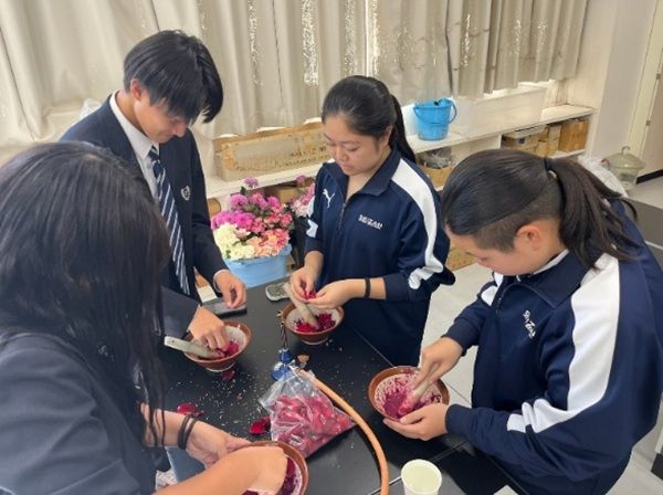 地元高校生の手で廃棄予定の花を活かす「ぬり絵体験でフラワーロスを知ろう！」山形天童市のNDソフトスタジアムにて開催