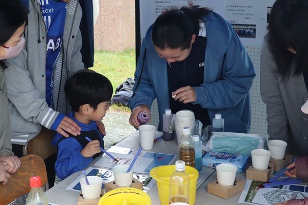 地元高校生の手で廃棄予定の花を活かす「ぬり絵体験でフラワーロスを知ろう！」山形天童市のNDソフトスタジアムにて開催