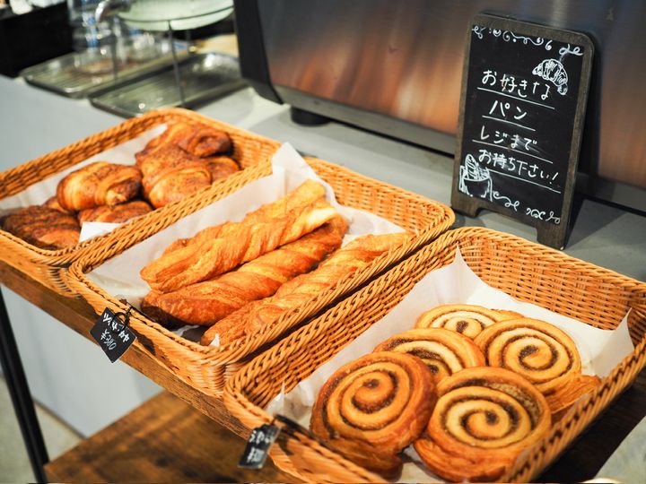 HATTO COFFEEのレジ前に並ぶパン
