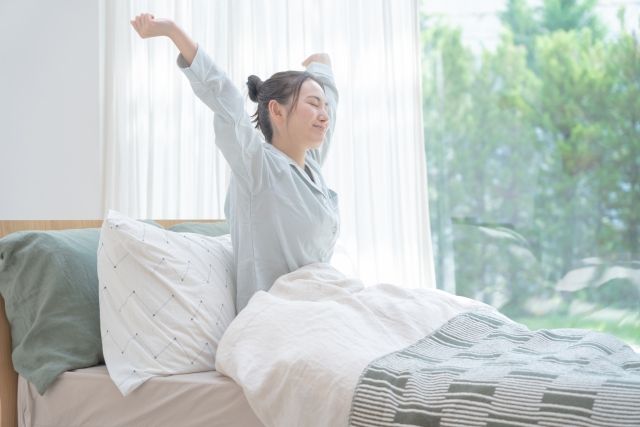 朝目覚めた女性