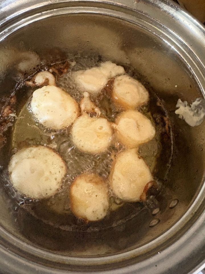 揚げ油を170℃に熱し、途中で返しながら揚げます。