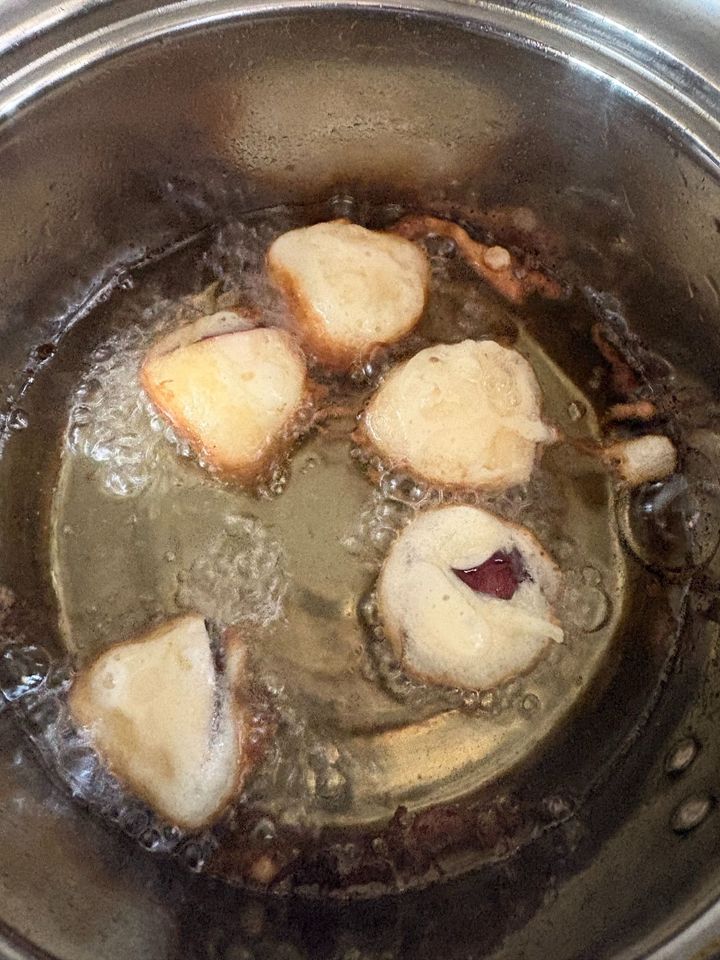 りんごは生のまま衣をつけ、揚げます。
