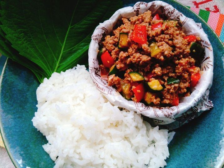 彩りそぼろを巻いていただきます！夏野菜のピリ辛そぼろ