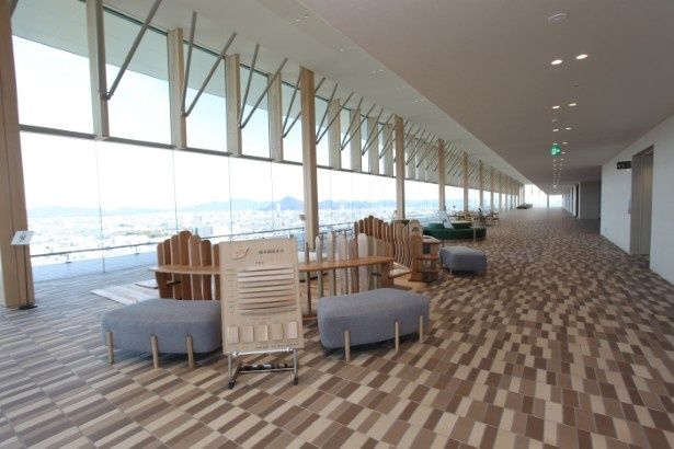 東濃ヒノキや県産の杉などの「ぎふの木」が内装に多用されている展望ロビー 画像提供：岐阜県庁