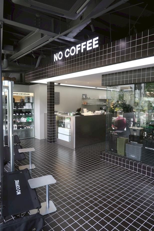 モノトーンのタイルで統一された、スタイリッシュな「NO COFFEE TENJIN PARK」店内