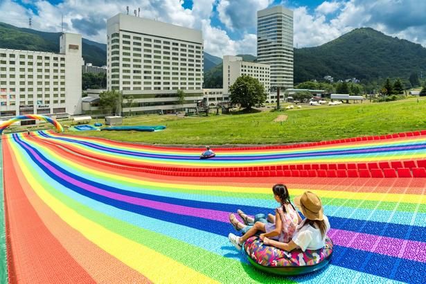 専用のチューブに乗って、いざスタート！親子で楽しそうに滑る姿も