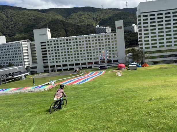 目の前には苗場プリンスホテルの大きな建物が。いつもとは違う角度から眺めるホテルの景色も新鮮だ