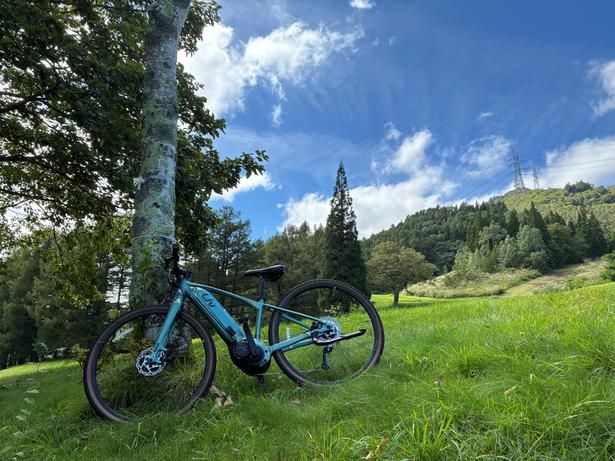 ヘルメットやプロテクターの用意もあるので手ぶらで利用できる「電動マウンテンバイク」。料金は1回/30分2000円