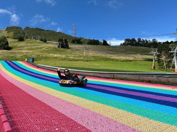 青空の下、虹色のコースを滑走！写真を撮るなら、色鮮やかなレーンが広がるこのアングルもおすすめ