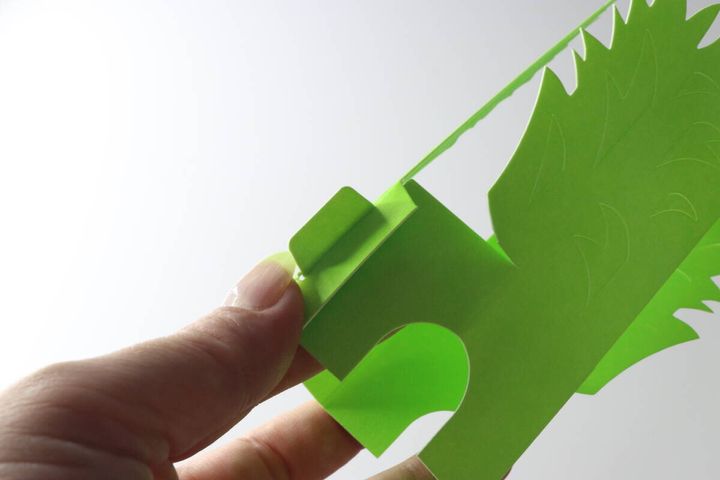 女性の指がペーパー加湿器の切り込みに突起を差し込み組み立てている