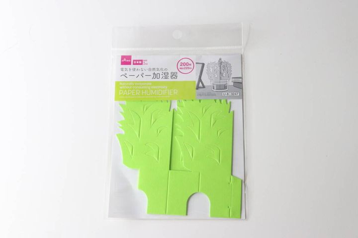 ダイソーのペーパー加湿器（草柄）が透明なパッケージに入っている様子