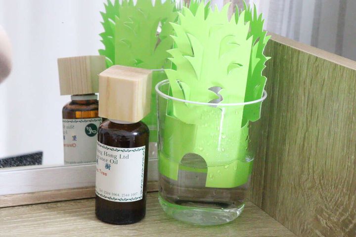 デスクに置かれたペーパー加湿器とアロマオイルの瓶が並んでいる