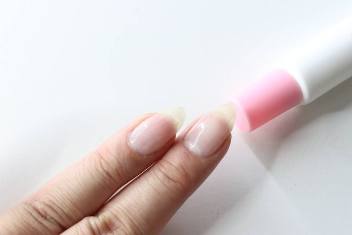 ネイルケアクリームを塗布した指と塗布していない指の比較