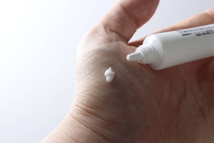 手の甲に白いネイルケアクリームを少量出した様子