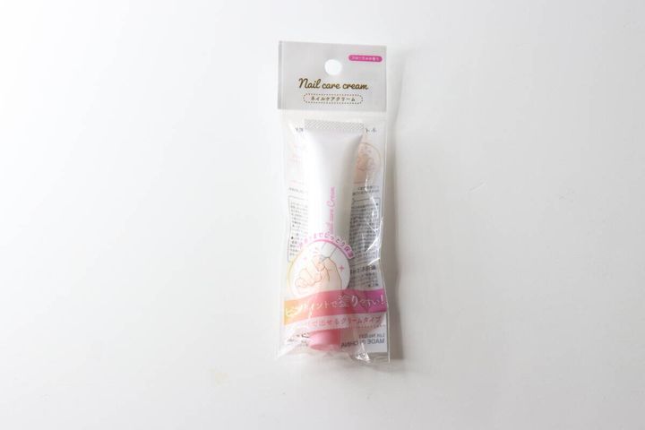 白いパッケージに入ったセリアのネイルケアクリーム
