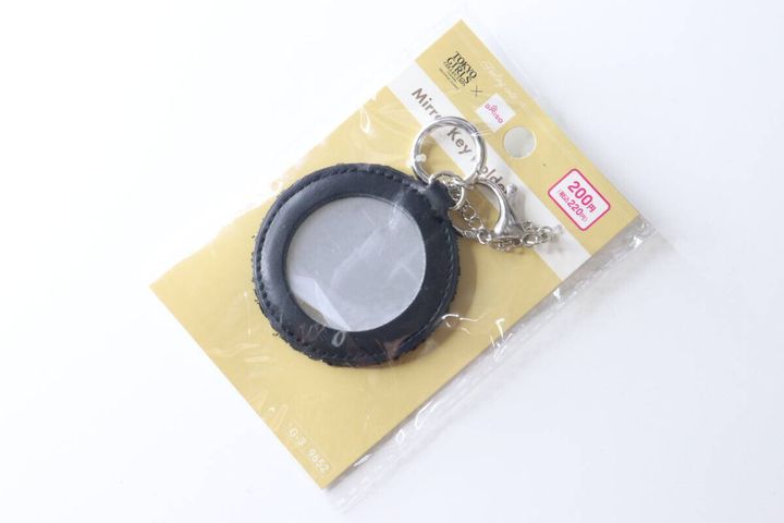 透明な袋に入ったダイソーの黒い丸い鏡キーホルダーを斜めから撮影
