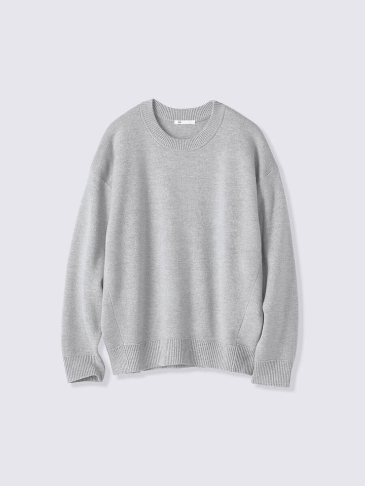 明るいグレーのシンプルなクルーネックオーバーサイズセーター。