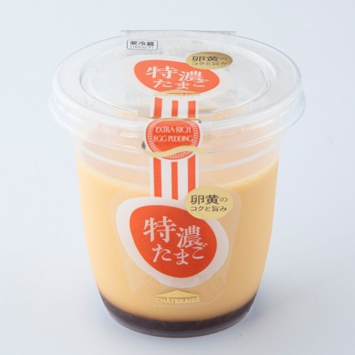 透明なカップに入ったシャトレーゼの特濃たまごプリン。赤いラベルが貼られている。