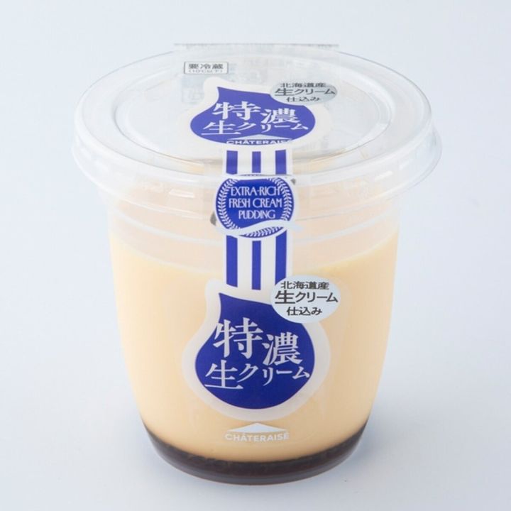 透明なカップに入ったシャトレーゼの特濃生クリームプリン。青いラベルが貼られている。