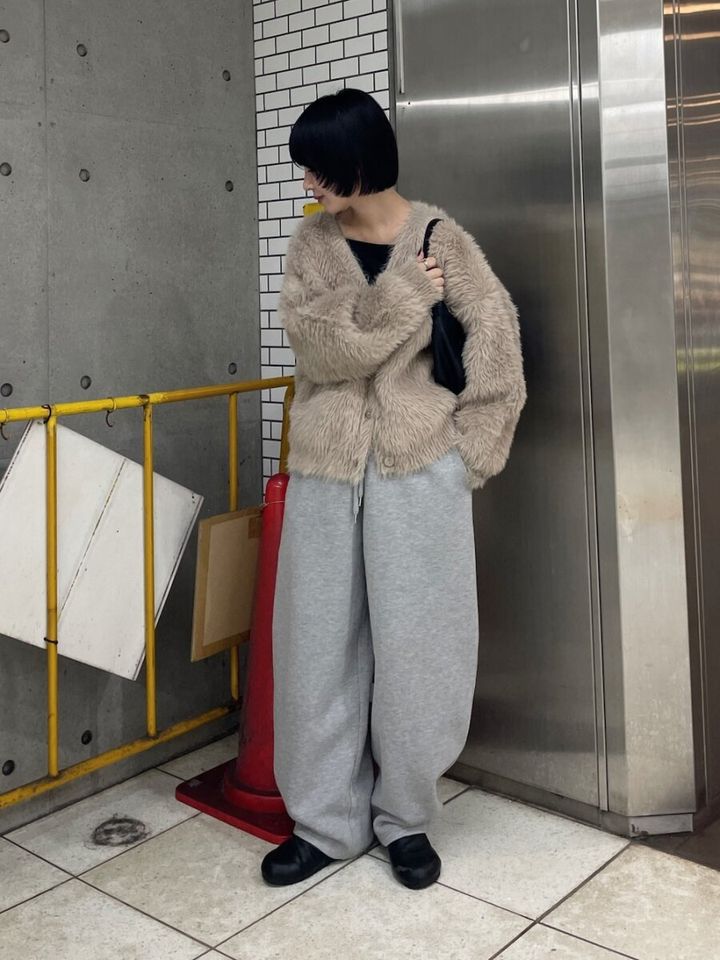 ベージュのシャギーカーディガンとグレーのカーブパンツのコーデ
